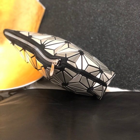 🆕IM❤️Trending Silver Metallic Cosmetic Bag Clutch - Picture 4 of 8